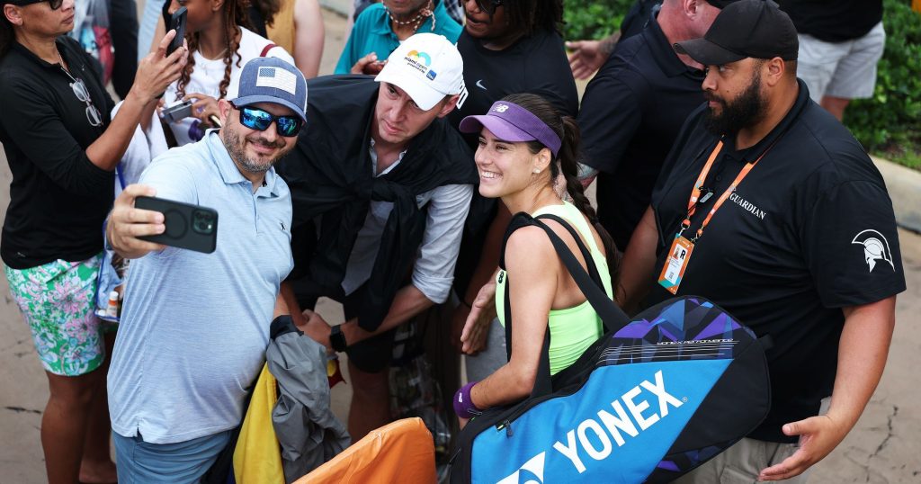 Trei tenismene române au făcut valuri la Miami Open într-o zi încărcată de evenimente și provocări, dovedind că tenisul românesc continuă să fie în plină ascensiune pe hardul american, chiar dacă programul a fost restrâns din cauza vremei nefavorabile