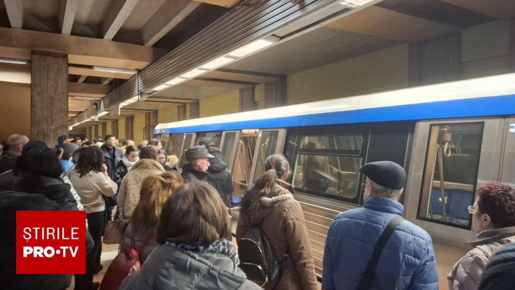 Tragedie pe linia de metrou de la Piața Unirii: o persoană a murit după ce a fost prinsă sub o garnitură Un incident grav s-a petrecut joi după-amiază în stația de metrou Piața Unirii 2 din București, unde o persoană și-a pierdut viața după ce a fost surprinsă sub o garnitură de tren