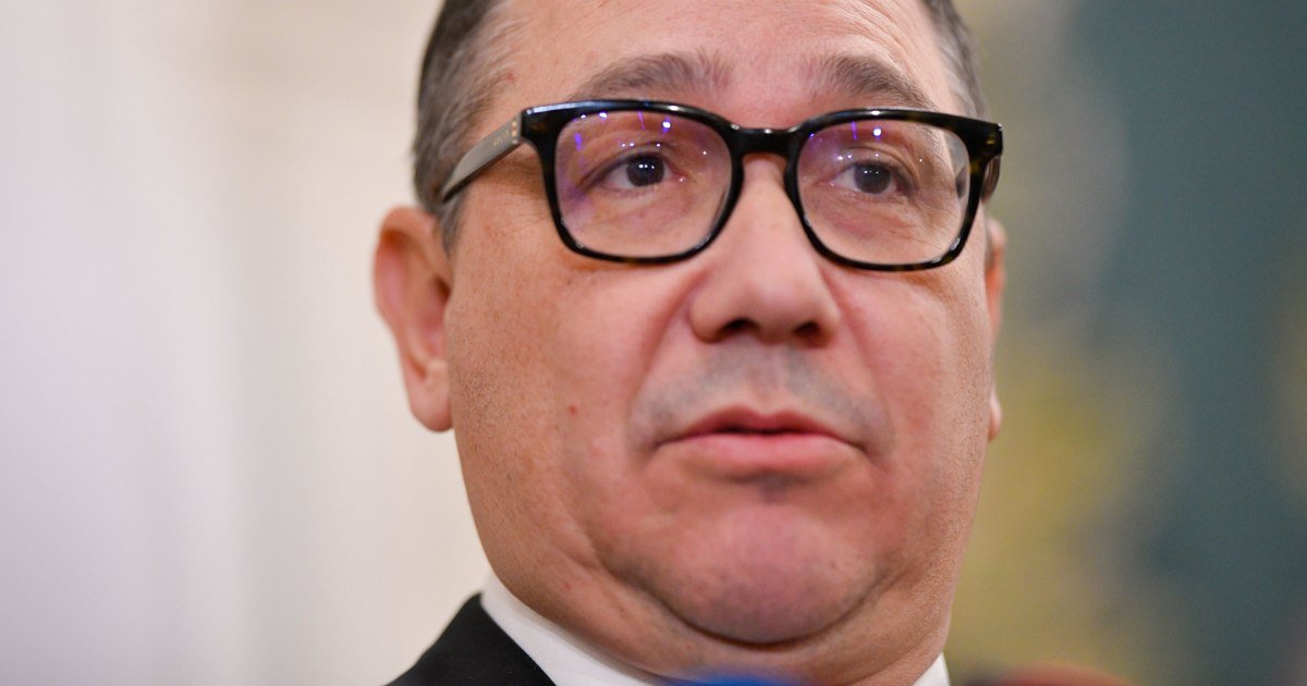 Fostul premier Victor Ponta acuză public faptul că fiica sa minoră a fost dată jos din avionul care se întorcea din Dubai, într-un incident despre care susține că s-ar fi petrecut pe ordine directă a ministrului de Externe, Oana Țoiu