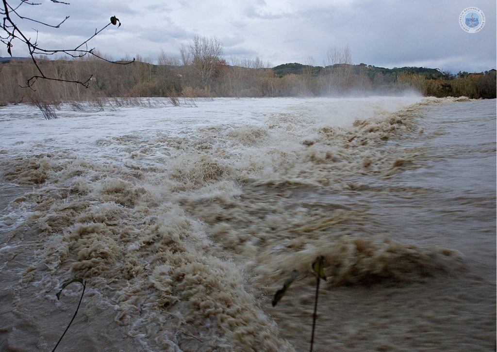 Avertizare de precipitații torențiale în Sud-Vestul țării: cod portocaliu de inundații și alarmă galbenă pentru mai multe județe Datorită ploilor torențiale care persistă în zonele de sud-vest ale României, autoritățile emit o avertizare de cod portocaliu de viituri pentru județele Gorj și Mehedinți, valabilă până sâmbătă la miezul nopții