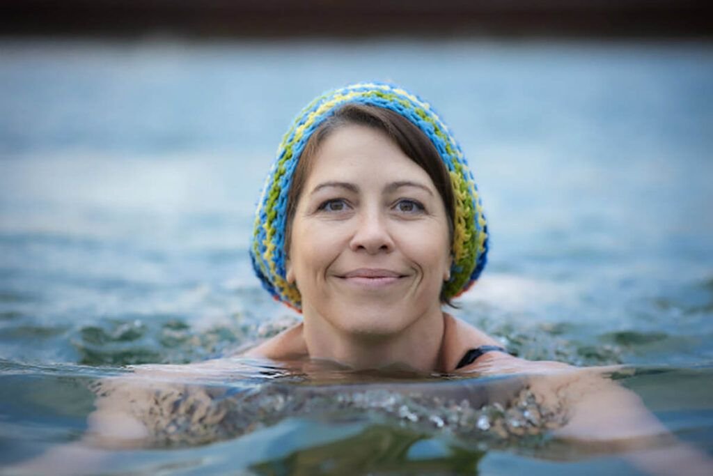 Imersiunea în apă rece devine tot mai populară în întreaga lume, nu doar ca un trend estetic sau de fitness, ci ca o metodă cu beneficii reale pentru sănătate