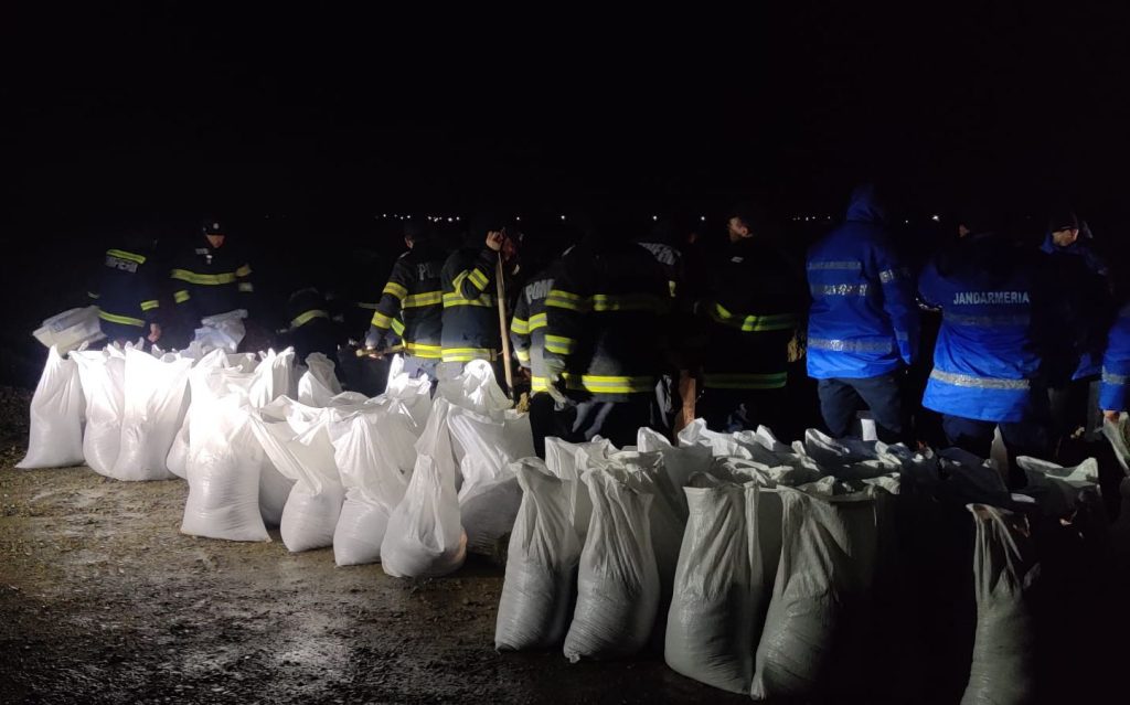 Încă o noapte de risc extrem pentru județul Vrancea: pompierii au salvat o persoană rămasă izolată și au intervenit pentru limitarea inundațiilor O noapte tensionată s-a încheiat în județul Vrancea, unde autoritățile au intervenit prompt pentru prevenirea unor dezastre de amploare