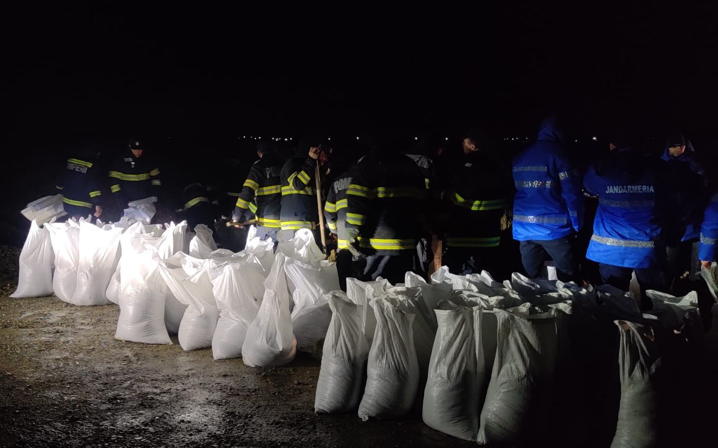 Încă o noapte de risc extrem pentru județul Vrancea: pompierii au salvat o persoană rămasă izolată și au intervenit pentru limitarea inundațiilor O noapte tensionată s-a încheiat în județul Vrancea, unde autoritățile au intervenit prompt pentru prevenirea unor dezastre de amploare