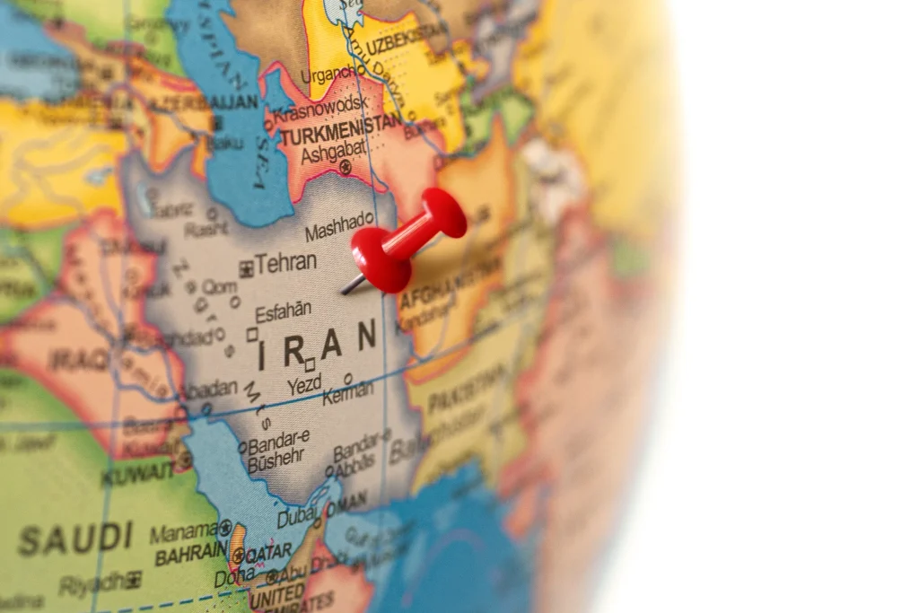 Irakul și Orientul Mijlociu în alertă: Iranul amenință cu lovituri asupra instalațiilor petroliere dacă Israelul nu încetează atacurile Escaladarea tensiunilor în Orientul Mijlociu a ajuns la un punct critic, după ce armata iraniană a avertizat duminică că va răspunde cu forță în cazul în care Israelul continuă să bombardeze infrastructura energetică a Republicii Islamice