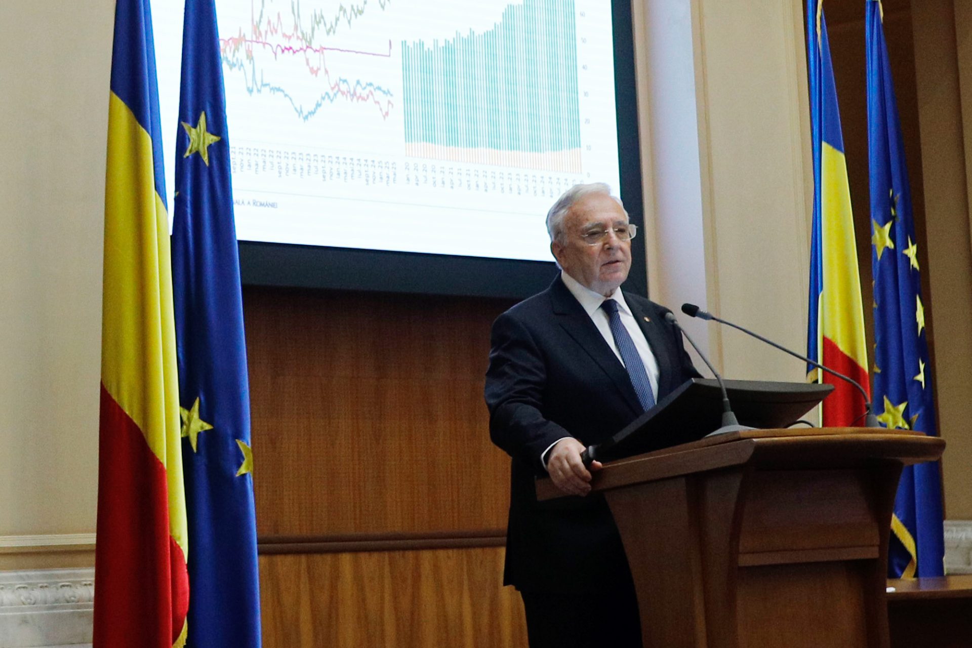 Guvernul continuă lupta cu deficitul bugetar, avertisment direct de la guvernatorul BNR Autoritățile române trebuie să ia măsuri ferme pentru reducerea deficitului bugetar, întrucât menținerea currentului nivel ar putea avea consecințe grave pentru economia țării