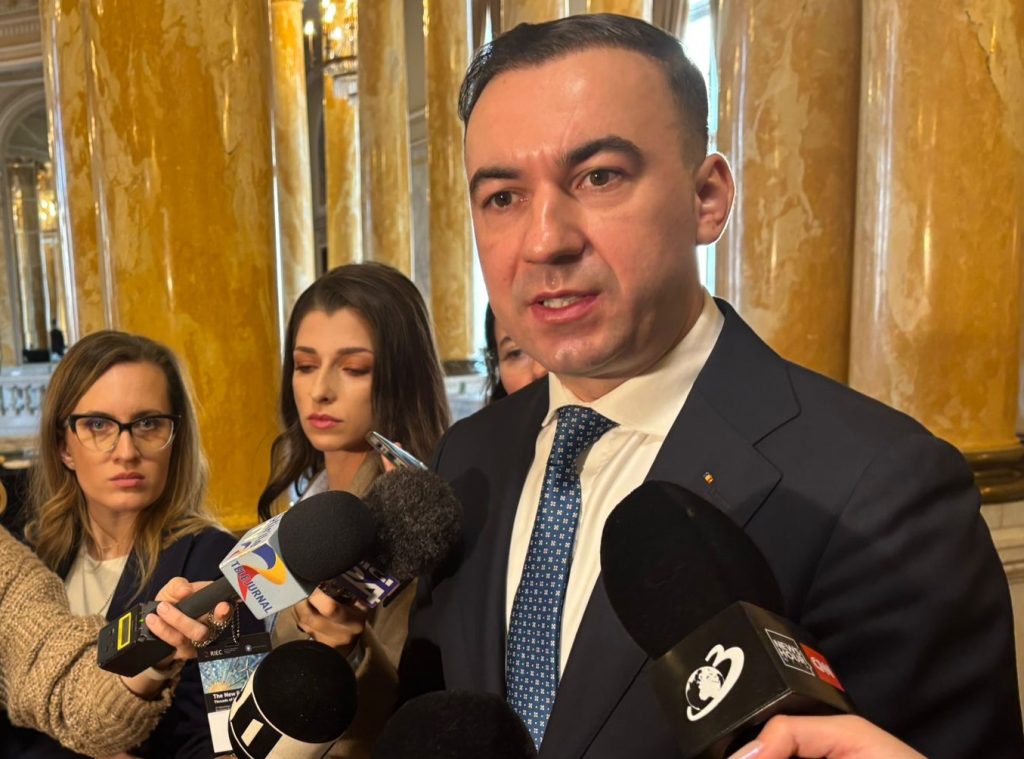 Guvernul ia în calcul reducerea accizei la carburanți, în contextul creșterii alarmante a prețurilor internaționale Tensiunile generate de războiul din Orientul Mijlociu și fluctuațiile de pe piața internațională a petrolului au adus, în ultimele zile, o creștere semnificativă a prețurilor carburanților în România