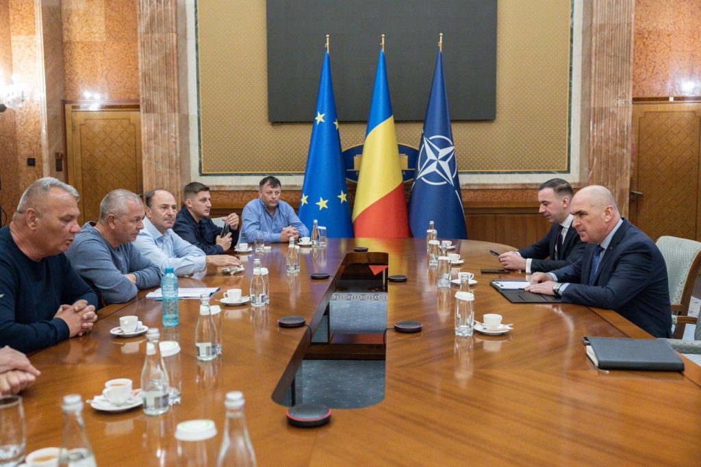 Premierul Ilie Bolojan s-a întâlnit astăzi cu reprezentanții sindicatelor minerilor de la Complexul Energetic Oltenia, într-un context tensionat generat de presiunea tot mai mare de a accelera procesul de decarbonizare și de a restructura unul dintre cele mai mari și importante operatori din sectorul energiei din România