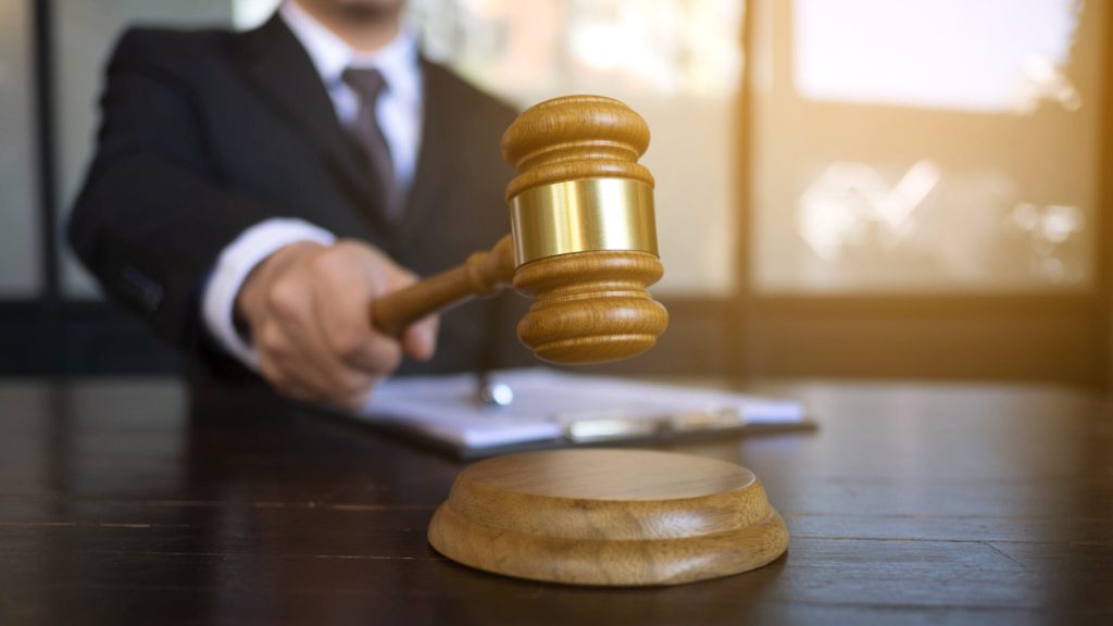 Deciziile judecătorești trebuie să devină definitive sau executorii pentru a putea fi puse în aplicare, o măsură menită să asigure respectarea efectivă a hotărârilor judecătorești