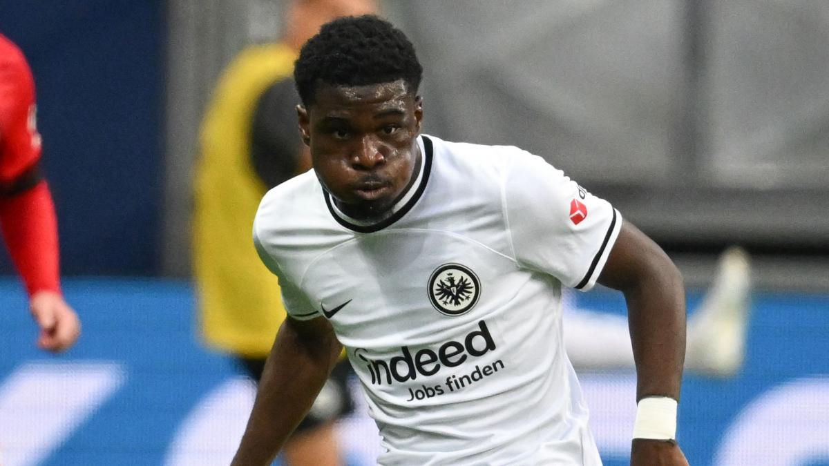 Dina-Ebimbe povestește eșecul transferului ratat către AS Monaco: „Nu eram pregătit fizic” Un eveniment care a marcat cariera lui Dina-Ebimbe a fost transferul eșuat către AS Monaco, anunțat în urmă cu un an, în iarna 2024-2025