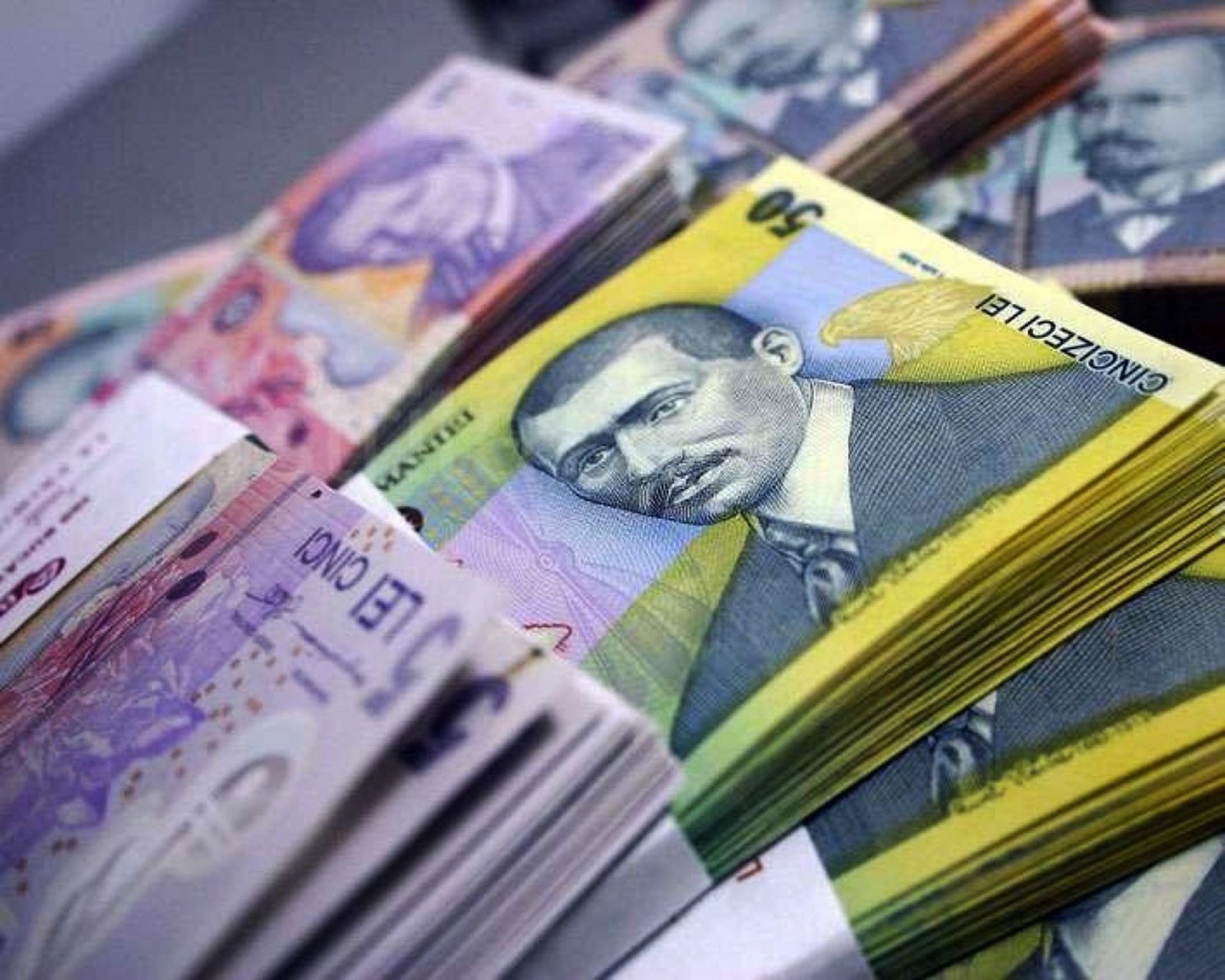 Inflația în marș: Ce impact are creșterea prețului petrolului asupra economiei României Creșterea recentă a prețului petrolului a reaprins temerile legate de inflație, iar economiștii și analiștii bancari avertizează că efectele se vor resimți direct asupra buzunarelor românilor