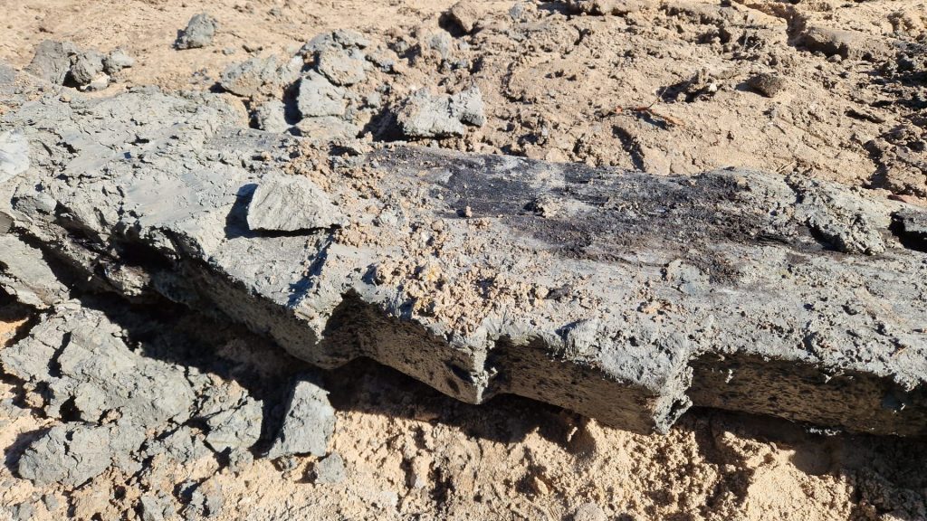 Lucrările pentru construcția unei rețele de canalizare în sud-estul Amsterdamului au fost oprite brusc de un descoperire arheologică neașteptată: muncitorii au dat peste un obiect masiv din lemn, care cel mai probabil provine dintr-o navă vikingă, datată aproximativ în secolul al IX-lea