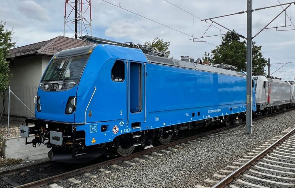 Locomotive electrice noi pentru CFR: testare de avarie și planuri pentru livrare în 2026 CFR Călători se află pe drumul modernizării parcului său feroviar prin achiziția unor locomotive electrice de ultimă generație