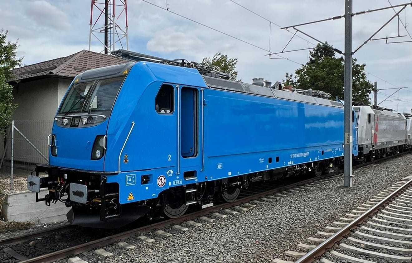 Locomotive electrice noi pentru CFR: testare de avarie și planuri pentru livrare în 2026 CFR Călători se află pe drumul modernizării parcului său feroviar prin achiziția unor locomotive electrice de ultimă generație