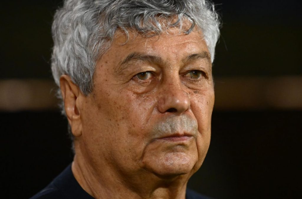 Mircea Lucescu, selecționerul naționalei de fotbal a României, a fost internat duminică la Spitalul Universitar de Urgență București după ce i s-a făcut rău înaintea antrenamentului echipei