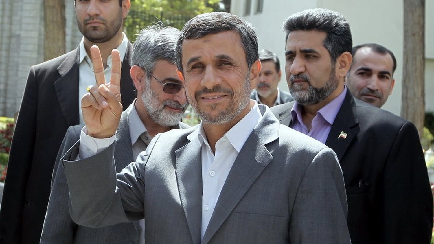 Tensiuni în Iran: Lovitură în apropierea casei lui Mahmoud Ahmadinejad în plină criză politică și de securitate Ziua în care Iranul se confruntă cu un moment de maximă incertitudine a adus, pe lângă știrea principală referitoare la asasinatul conducătorului suprem Ali Khamenei, și o analiză mai puțin discutată despre evenimentele care se pot desfășura în spatele ușilor închise