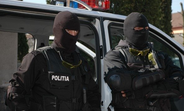 Percheziții de amploare în Timiș la clanul Cîrpaci, în urma unei solicitări internaționale Timișoara a fost scena unei acțiuni spectaculoase desfășurate joi, atunci când polițiști de la Crimă Organizată și procurori DIICOT au efectuat descinderi la proprietățile clanului Cîrpaci