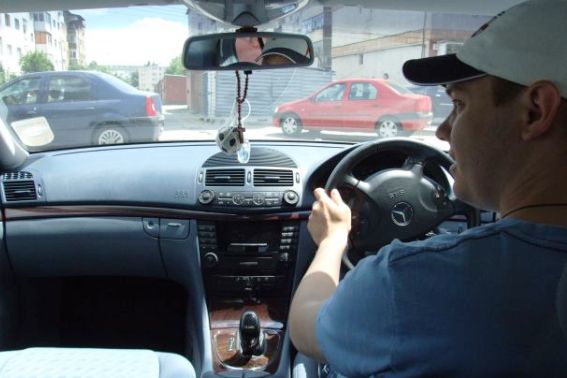 Aproape 600 de șoferi români s-au confruntat cu amenzi pentru condusul vehiculelor cu volanul pe partea dreaptă, iar numărul acestor încălcări relevă o problemă insidioasă pe drumurile țării
