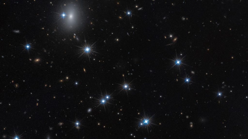 O descoperire surprinzătoare zguduie din temelii înțelesurile noastre despre universul îndepărtat: o galaxie aproape invizibilă, denumită CDG-2, pare să fie compusă în proporție de peste 99,9% din materie întunecată