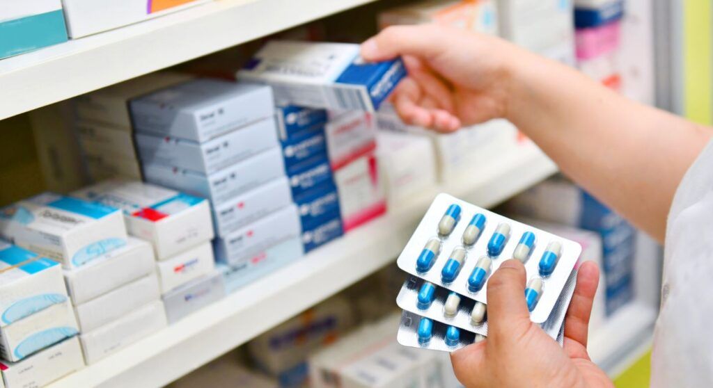 Ministrul Sănătății anunță măsuri preventive în contextul instabilității globale: un grup de monitorizare a medicamentelor în România Situația geopolitică tensionată din Orientul Mijlociu, precum și presiunile economice generate de aceste evenimente, determină autoritățile române să fie mai proactive în gestionarea stocurilor de medicamente