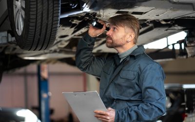 medium-shot-man-checking-car-redimensionata-la-mare.jpg - ReactiveNews