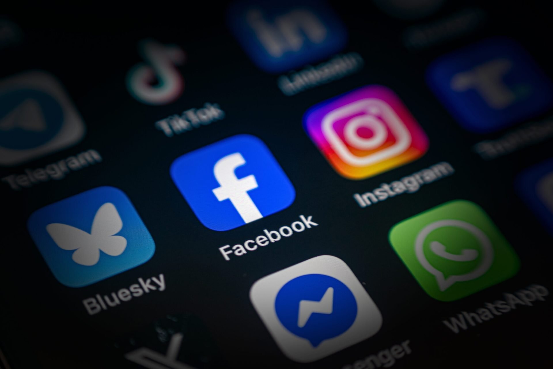 Meta și YouTube, doi dintre cei mai mari jucători din domeniul social media și streaming online, au fost condamnați definitiv la plata a milioane de dolari după un verdict istoric pronunțat de un juriu din California