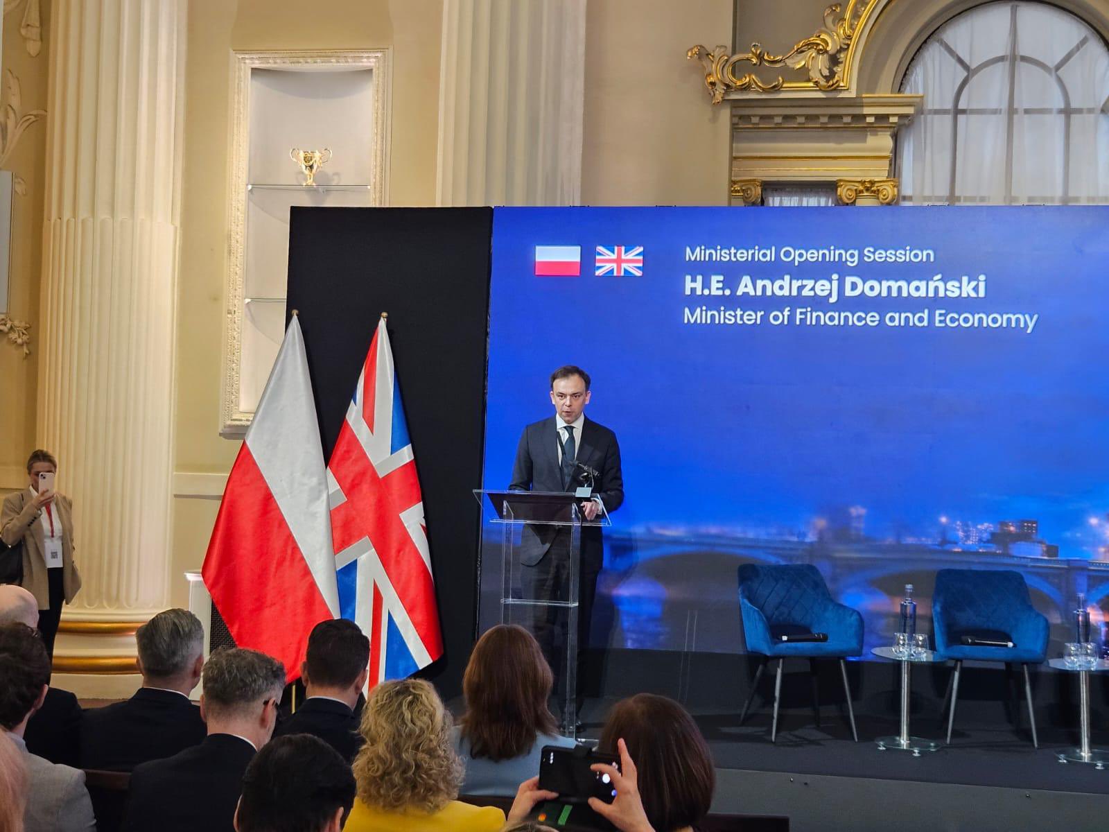 Polonia își prioritizează participarea în programul european de finanțare a apărării, în timp ce explorează, totodată, alte mecanisme de susținere a securității naționale, a declarat marți ministrul de finanțe Andrzej Domański