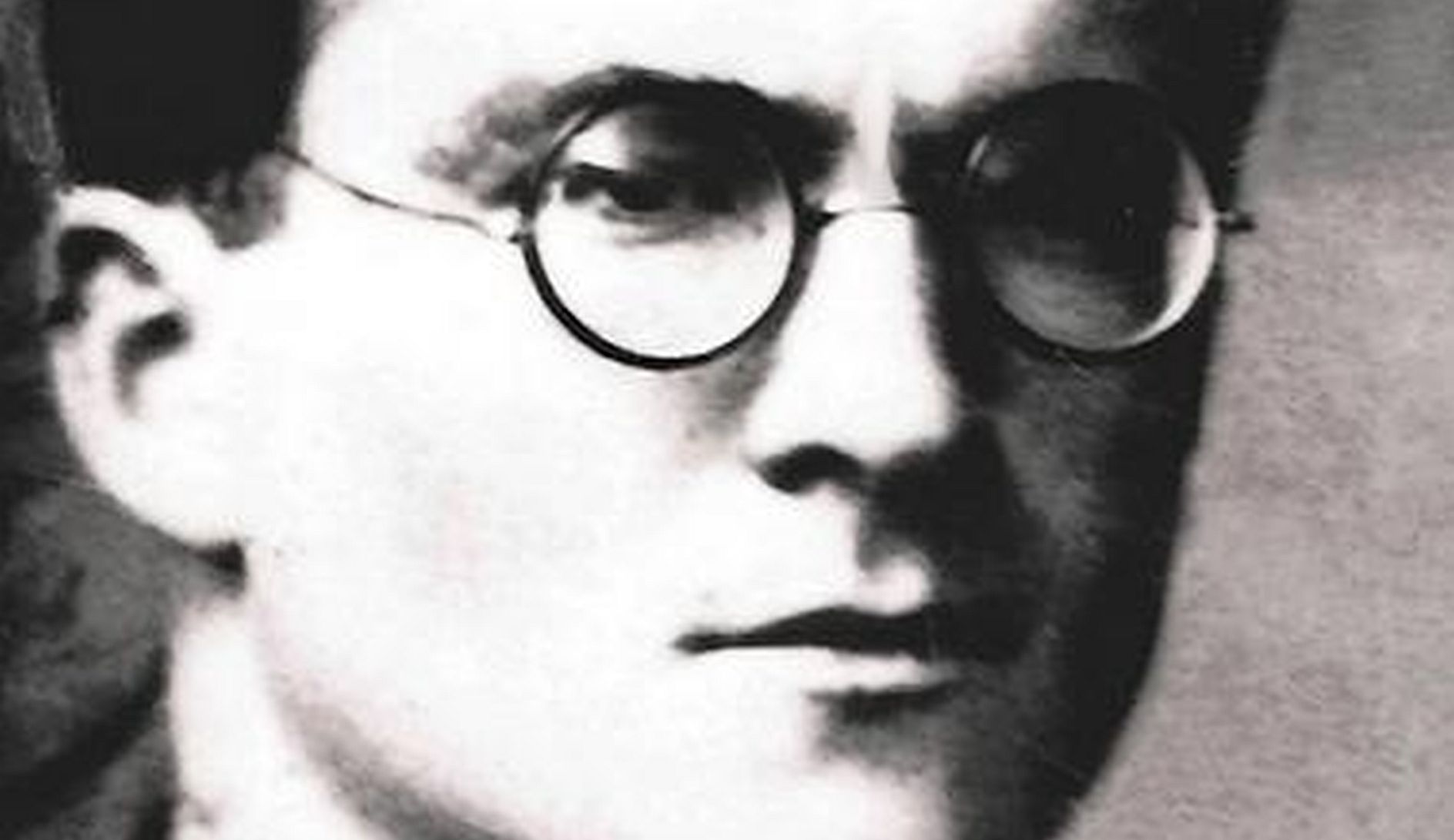 Mircea Eliade, unul dintre cei mai influenți gânditori ai secolului XX, s-a născut pe 13 martie 1907, într-o familie cu rădăcini militare și religioase, în orașul București