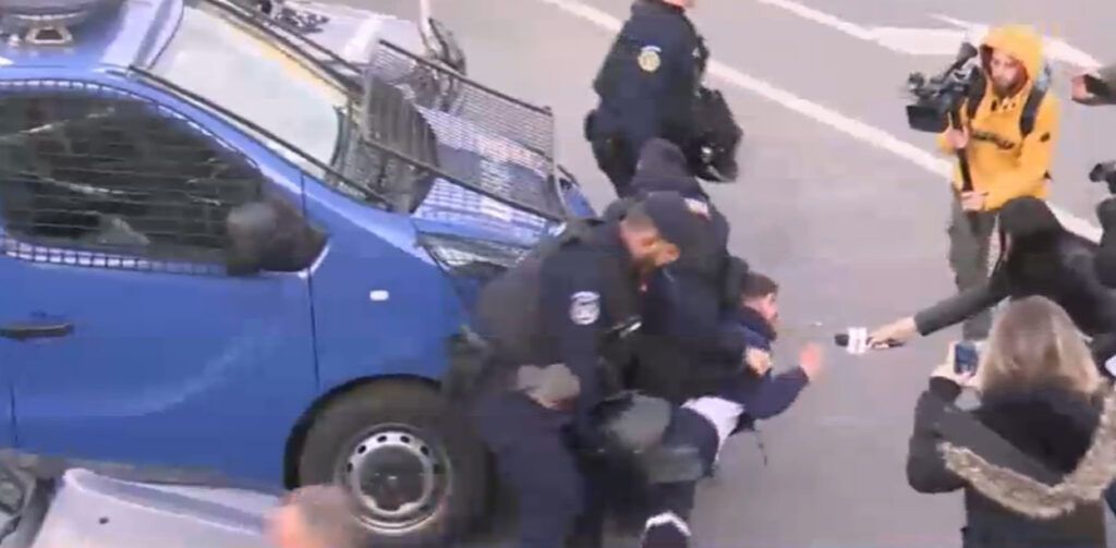 Protest masiv în Piața Victoriei: minerii și energeticienii se înfruntă cu jandarmii într-un scenariu tensionat Un conflict viu-bucurabil a izbucnit astăzi în centrul Bucureștiului, acolo unde minerii și energeticienii secretați în Piața Victoriei s-au transformat din demonstranți pașnici în participanți la o confruntare directă cu forțele de ordine