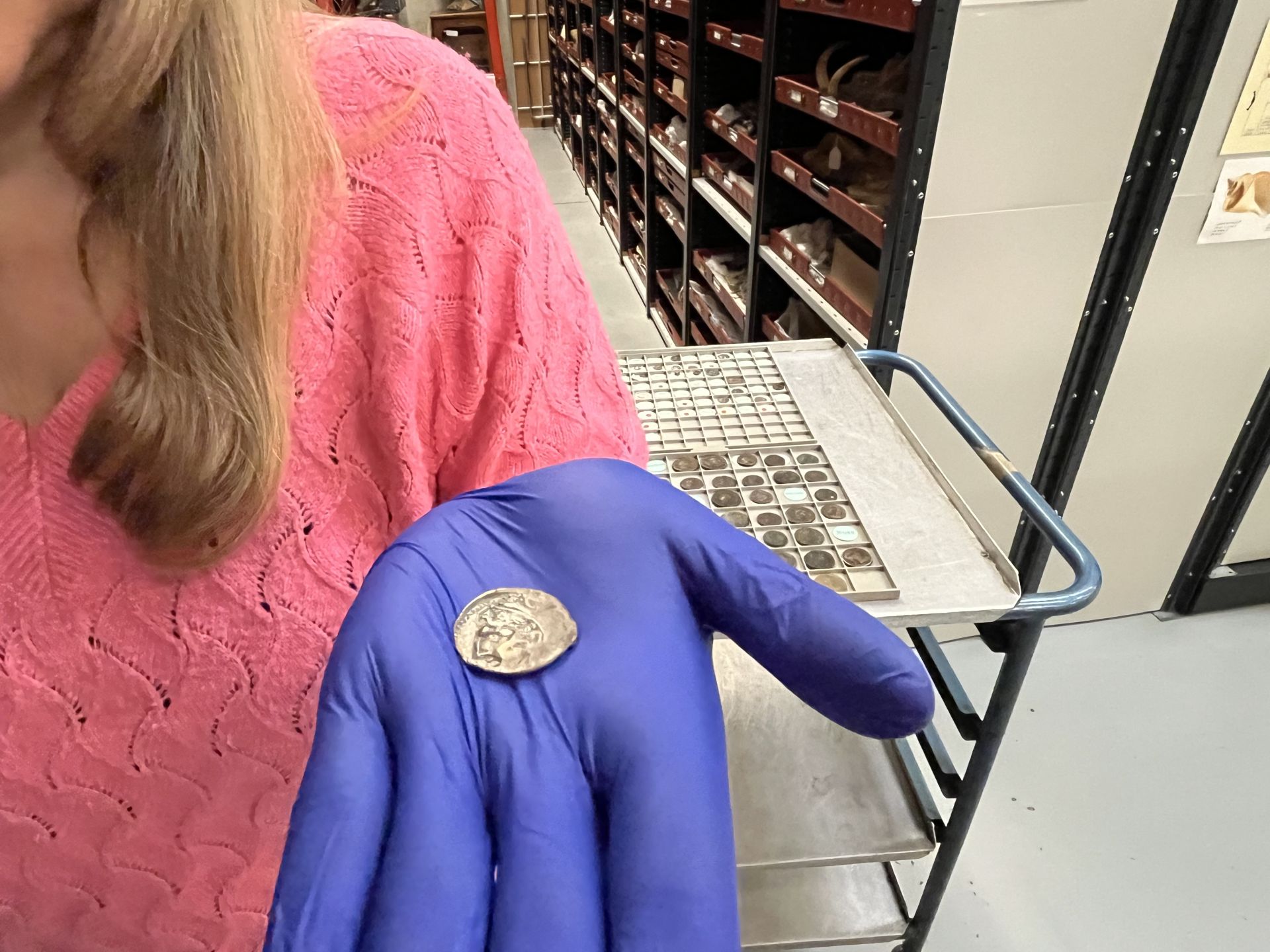 O monedă feniciană veche de peste 2.000 de ani, descoperită accidental într-un colț de casierie din Anglia, a ajuns în centrul unei aventuri istorice și arheologice