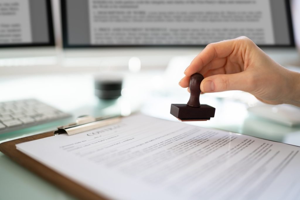 Drepturile familiilor și ale moștenitorilor în România rămân o temă de actualitate, mai ales în contextul legii succesorale, care stabilește clar cotele de moștenire ce nu pot fi ignorate, indiferent de dorințele exprimate în testament