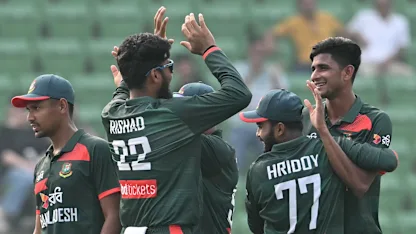 Unele ziare ar putea reformula titlul astfel:
„Bangladesh salută antrenorul australian pentru succesul cu Pakistan”