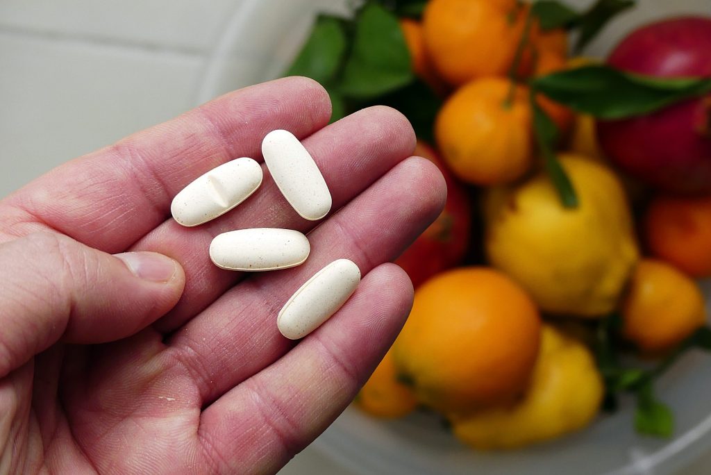 Multivitaminele pot întârzia ușor procesul de îmbătrânire biologică, dar impactul rămâne modest Administrarea zilnică de multivitamine timp de doi ani a arătat, într-un studiu recent, că ar putea avea un efect limitat asupra încetinirii semnelor de îmbătrânire la nivel celular