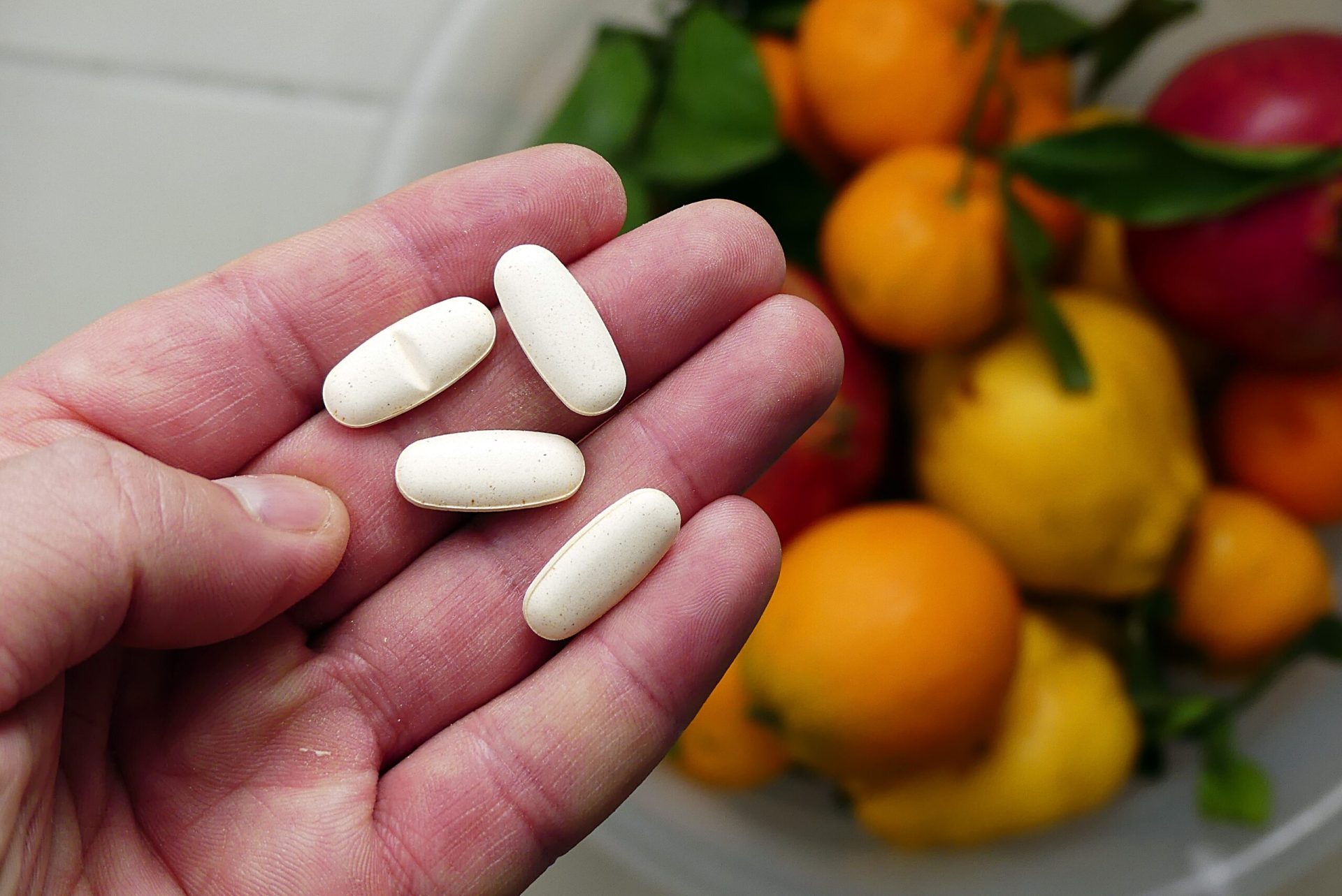 Multivitaminele pot întârzia ușor procesul de îmbătrânire biologică, dar impactul rămâne modest Administrarea zilnică de multivitamine timp de doi ani a arătat, într-un studiu recent, că ar putea avea un efect limitat asupra încetinirii semnelor de îmbătrânire la nivel celular