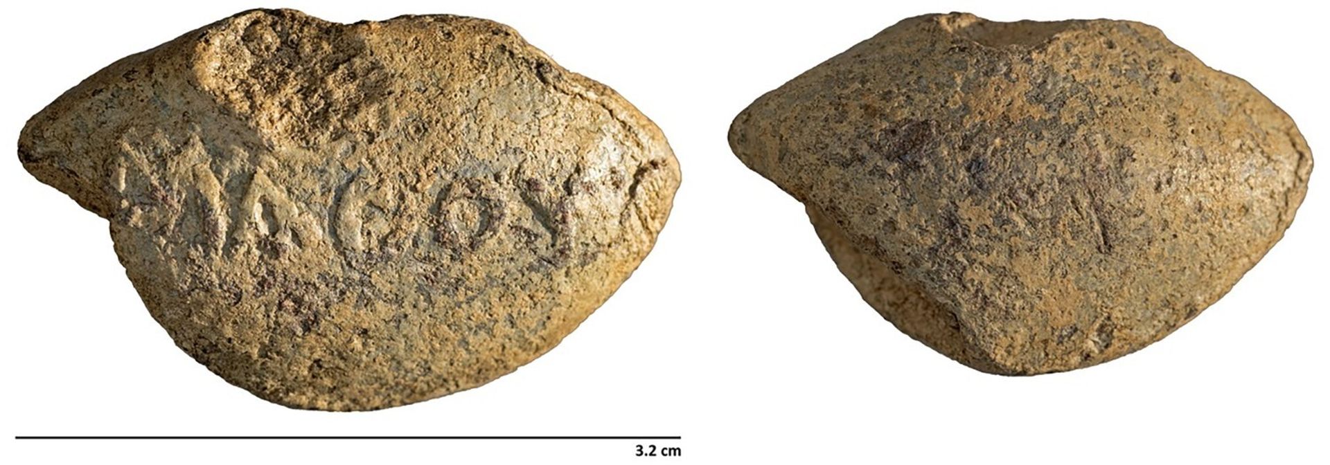 Arheologia scoate la iveală un detaliu inedit din lumea antică: o muniție de praștie veche de peste 2.000 de ani, descoperită recent în situl antică Hippos, situat aproape de Marea Galileii, pare să fi fost folosită nu doar pentru atacuri, ci și pentru transmiterea unor mesaje pline de sarcasm sau agresivitate către inamicii cetății