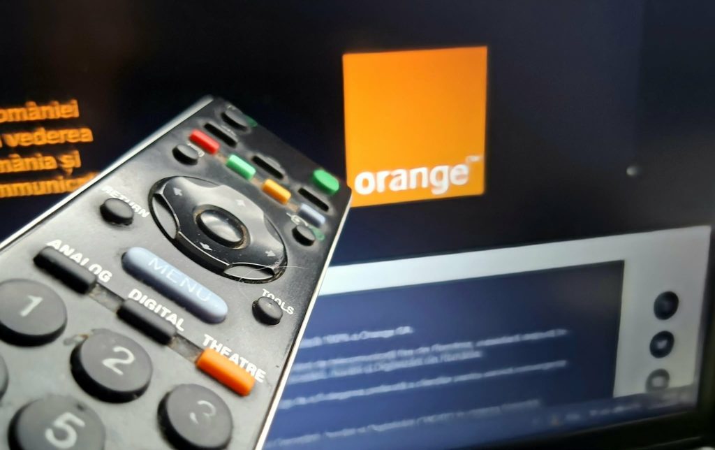 Orange România face un pas decisiv spre flexibilitatea în consumul de conținut video, integrând în oferta sa platforma Rakuten TV, specializată în filme la cerere fără abonament lunar