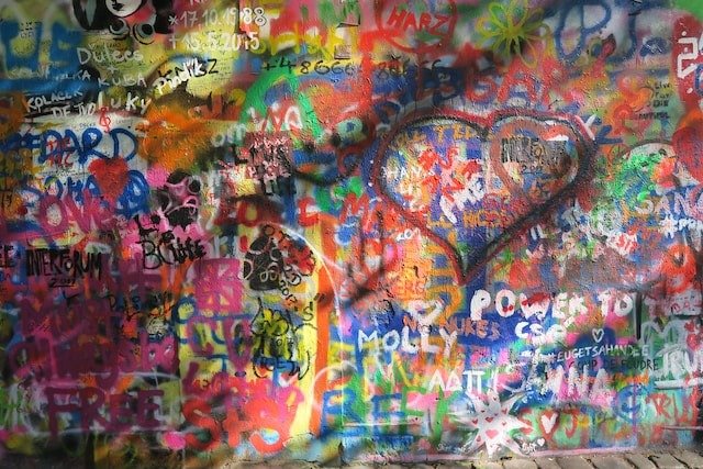 Primarul general al Capitalei, Ciprian Ciucu, face un apel către autorii de graffiti să contribuie la transformarea orașului într-un spațiu unde arta urbană poate fi nu doar tolerată, ci și apreciată și promovată în mod oficial