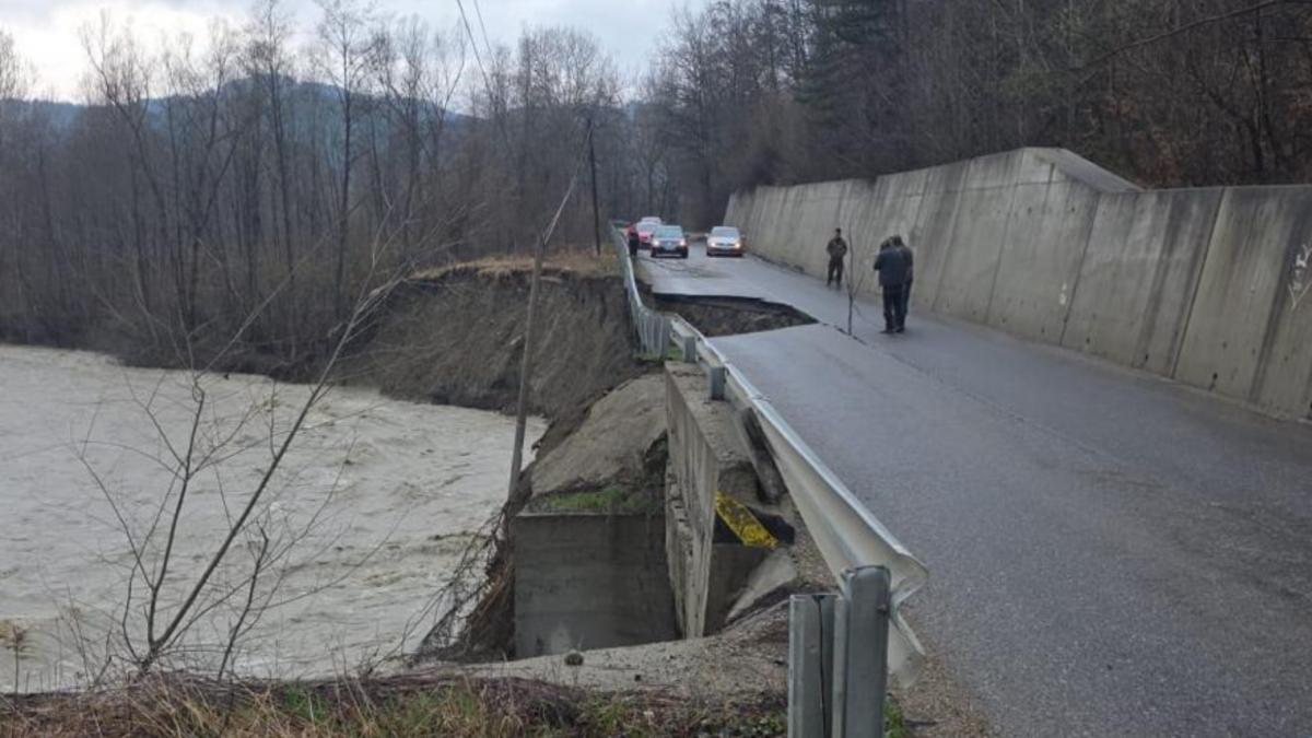 Circulația rutieră pe DJ 205D, în zona satului Prahuda din comuna Paltin, este restricționată luni dimineață, după ce o bucată de asfalt s-a surpat ca urmare a unei alunecări de teren