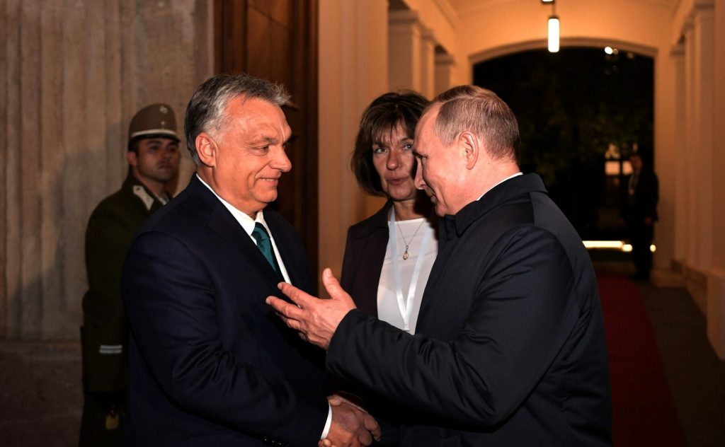 Președintele rus Vladimir Putin a emis miercuri un ordin surprinzător, solicitând eliberarea a doi prizonieri de război, capturați pe frontul din Ucraina, fiind deținători ai dublei cetățenii ucrainene și ungare