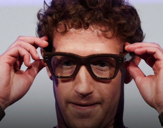 Meta, gigantul tehnologic din spatele rețelei sociale Facebook, se confruntă cu noi controverse legate de modul în care gestionează datele utilizatorilor săi, după ce au fost publicate informații despre modul în care angajații unei companii subcontractoare analizează videoclipuri înregistrate cu ochelarii inteligenți ai companiei