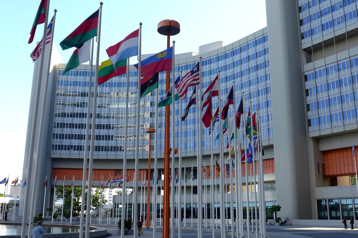 ONU cere despăgubiri pentru crimele comise în perioada colonială, o mutare care poate avea implicații majore pentru fostele puteri coloniale O rezoluție recent adoptată de Adunarea Generală a Organizației Națiunilor Unite aduce în prim-plan una dintre cele mai sensibile și controversate chestiuni ale momentului: solicitarea de despăgubiri pentru injustițiile comise în perioada colonială