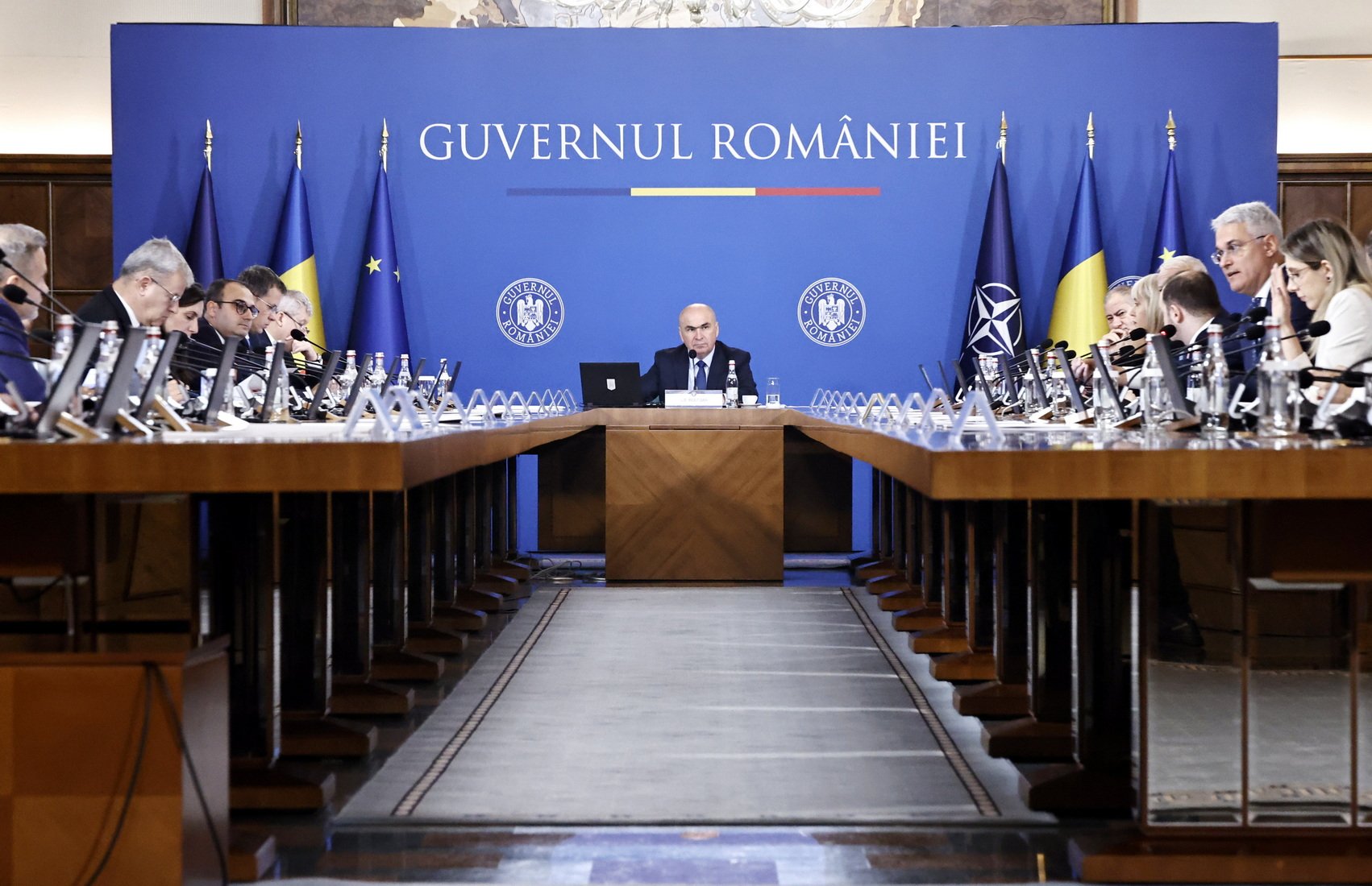 Guvernul României a decis amânarea ședinței extraordinare programate pentru astăzi, destinată să stabilească măsuri pentru gestionarea crizei din piața carburanților, tema care a stârnit recent îngrijorare atât în rândul consumatorilor, cât și al mediului de afaceri