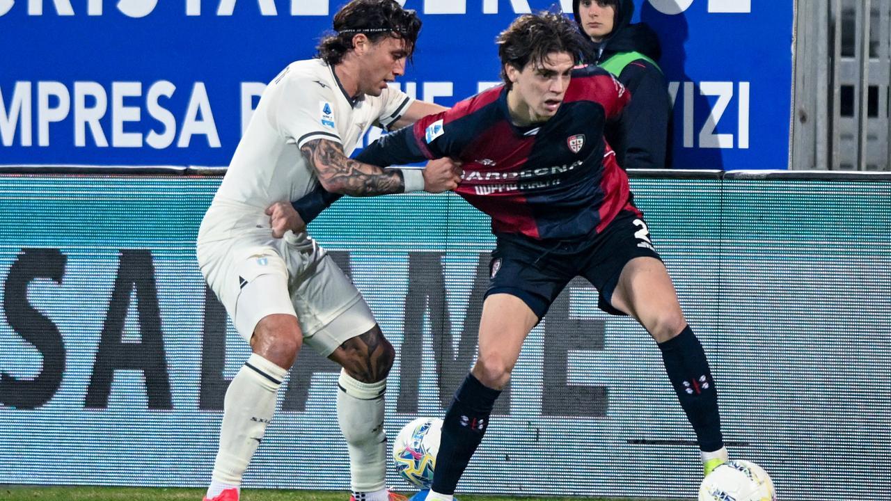 Cagliari-Napoli, o întâlnire crucială în lupta pentru podium, a debutat astăzi la ora 18:30 într-o atmosferă intensă