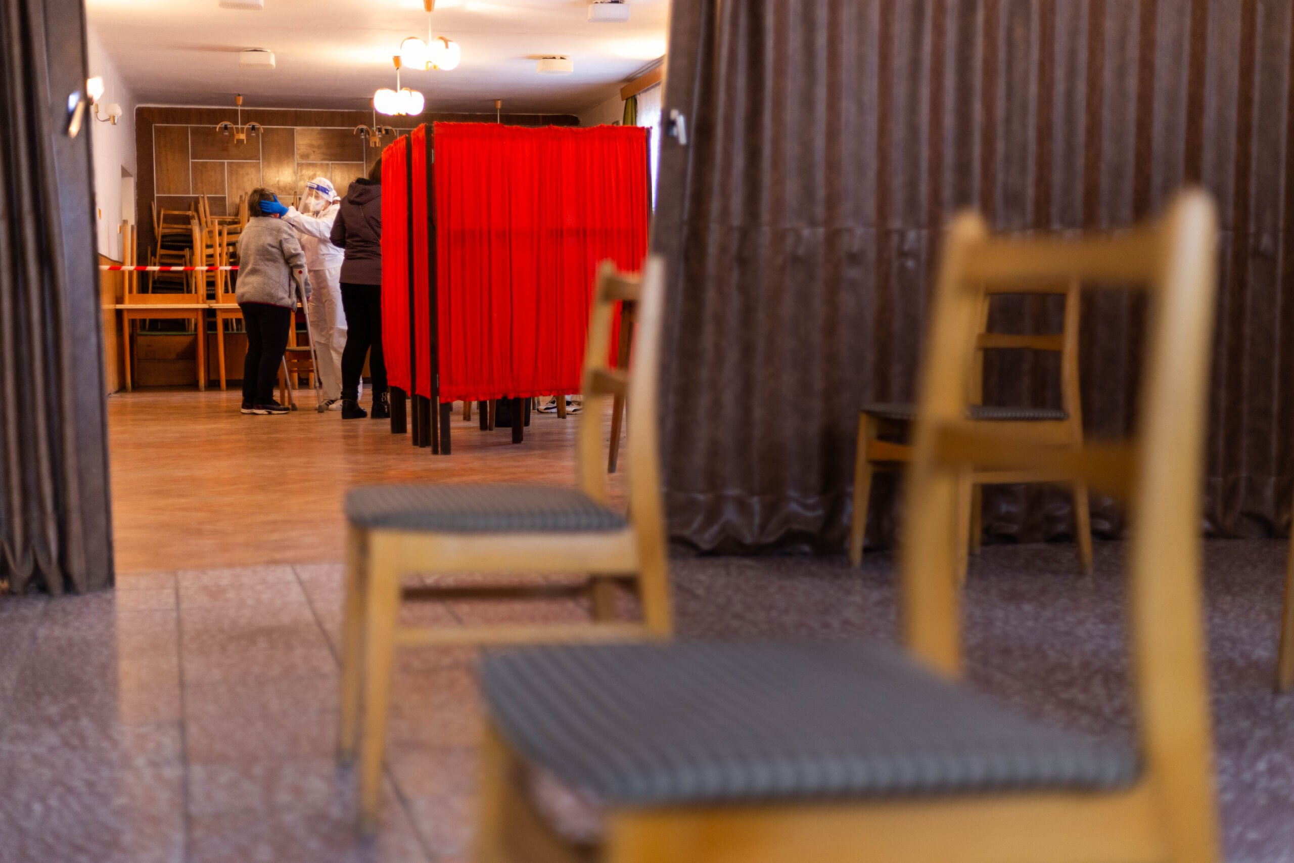 Autoritățile din Kavala, în nordul Greciei, se confruntă cu o situație neașteptată și delicată: peste 150 de trupuri de persoane decedate în timpul pandemiei COVID-19 nu s-au descompus nici după mai bine de cinci ani de la înmormântare