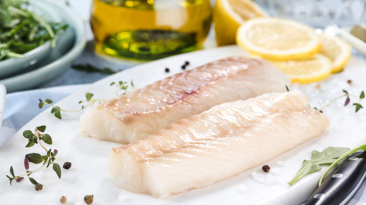 Pangasius, peștele ieftin din supermarketuri, ascunde riscuri ascunse pentru sănătate În ultimele luni, pangasiusul a devenit un veritabil fenomen în galantarele supermarketurilor din România, fiind vânat în cantități mari de către consumatori