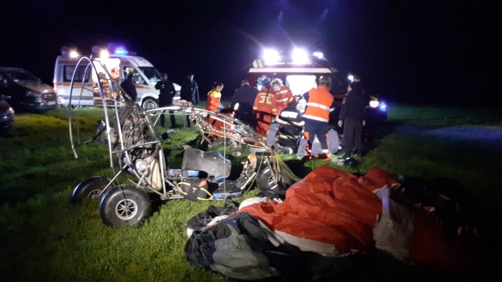Tragedie în județul Bihor: parapanta cu motor prăbușită în Olosig, două victime decedate O tragedie a zguduit județul Bihor în această seară, după ce o parapantă cu motor s-a prăbușit pe un câmp din apropierea localității Olosig, provocând decesul a două persoane aflate la bord