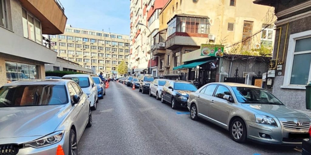 Primăria Capitalei propune eliminarea facilităților de parcare gratuite pentru autoturismele hibride și electrice, o decizie controversată, dar justificată de o serie de probleme administrative și de mediu