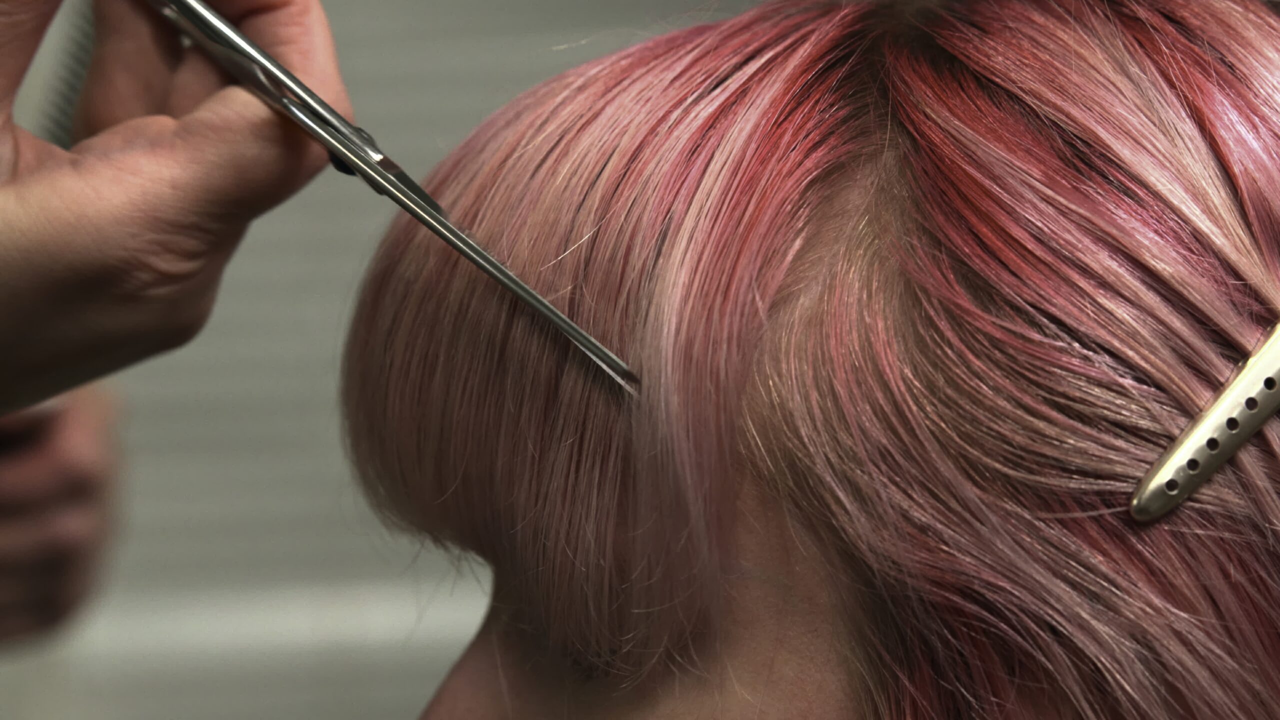 Mit sau realitate: Tunsul frecvent grăbește creșterea părului? Încă o dată, știința clarifică această controversă populară În timp ce multe femei și bărbați continuă să creadă că tunsul regulat stimulează creșterea părului, ultimele cercetări demonstrează că acest mit își are rădăcinile în părerile eronate, nu în știință