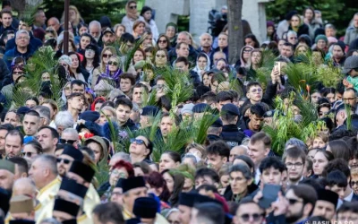 Bucureștiul se pregătește pentru procesiunea de Florii, un eveniment tradițional cu semnificație profundă pentru creștinii ortodocși În acest weekend, creștinii ortodocși vor marca una dintre cele mai importante sărbători ale anului bisericesc: Intrarea Domnului în Ierusalim, cunoscută sub denumirea populară de Florii
