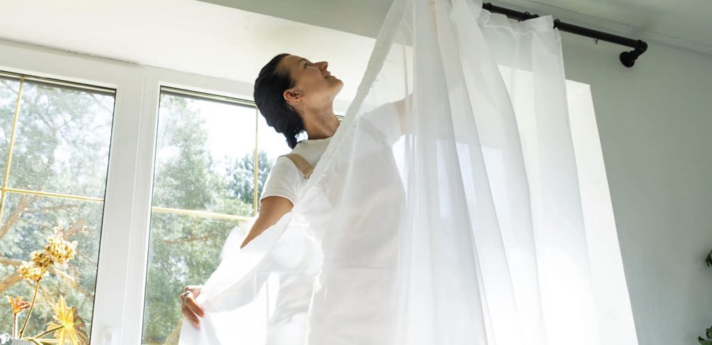 Perdelele albe, simbol al eleganței și prospețimii în orice locuință, pot deveni, în timp, pradă prafului, fumului sau impurităților din aer