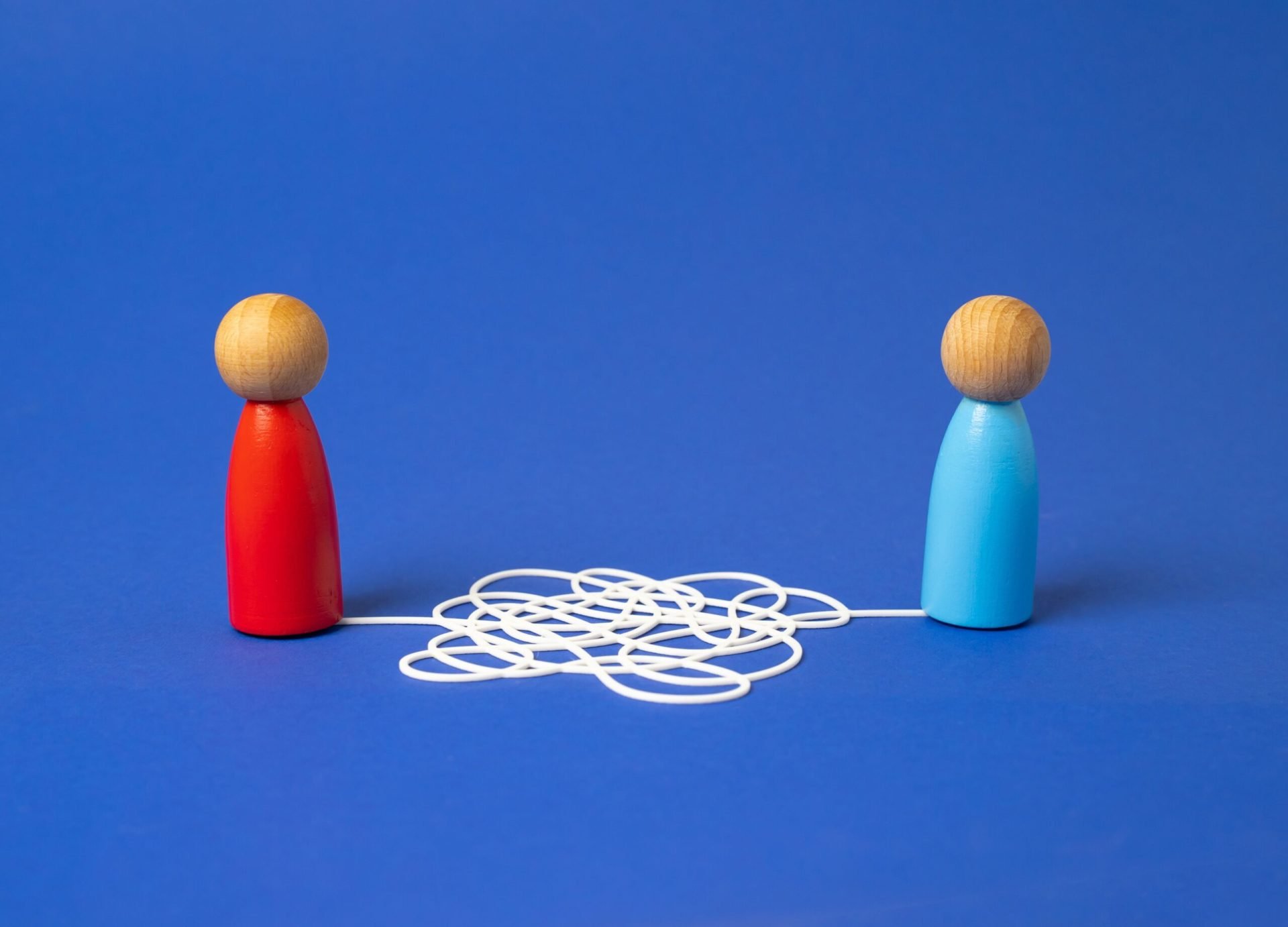 Relațiile tensionate pot accelera procesul de îmbătrânire: un nou studiu aduce în prim-plan efectele nocive ale persoanelor dificile din jur Într-o epocă în care sănătatea mentală și cea fizică devin tot mai importante, cercetările recente indică un nou factor de risc ascuns în bisturiul social al zilelor noastre: persoanele dificil de gestionat, despre care se vorbește adesea ca fiind „hasslers”